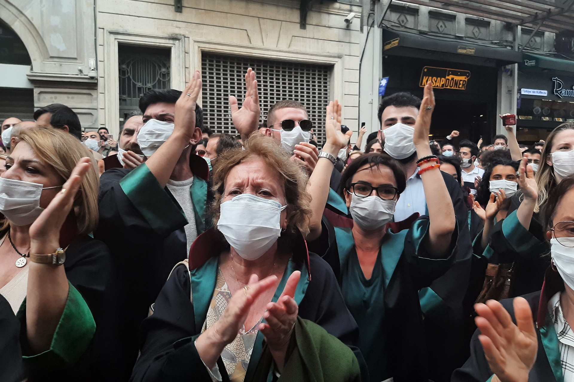 İstanbul Barosu avukatları, İstanbul Baro binası önünde bir araya gelerek baro başkanlarının Ankara'da zorla engellenmesine tepki gösterdi.