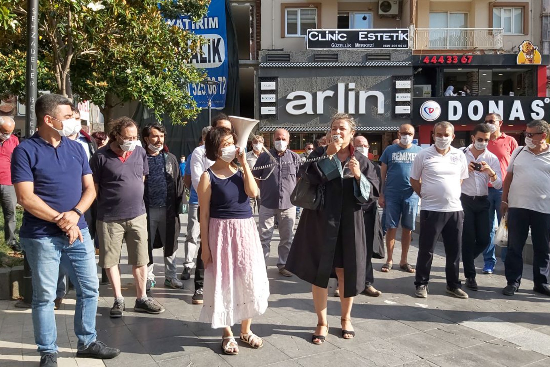 Baro başkanlarının Ankara'da polis zoruyla engellenmesi Manisa Barosu tarafından protesto edildi.