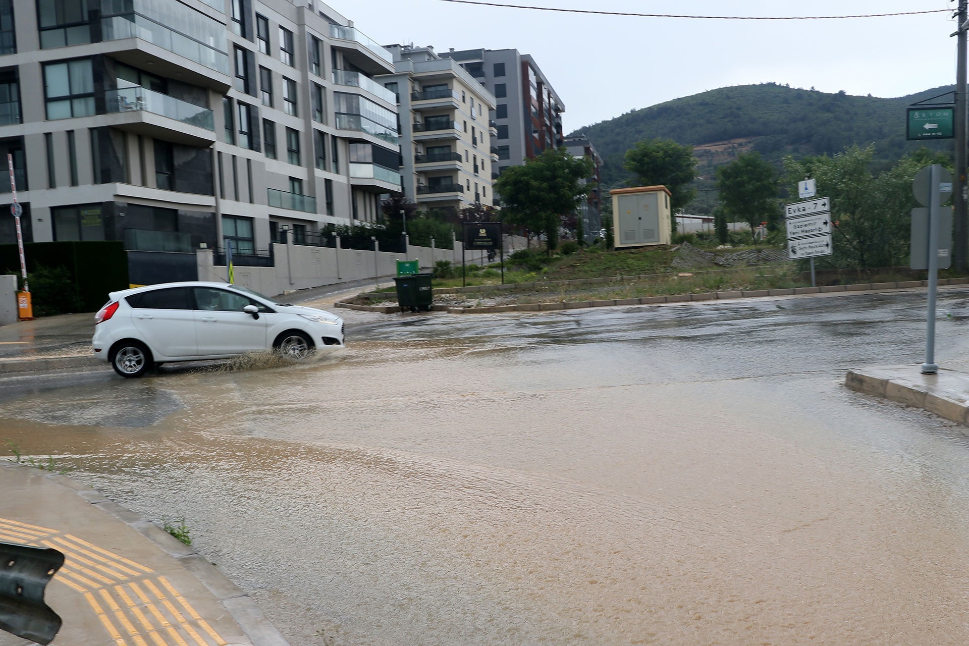 İzmir'de göle dönen yollar