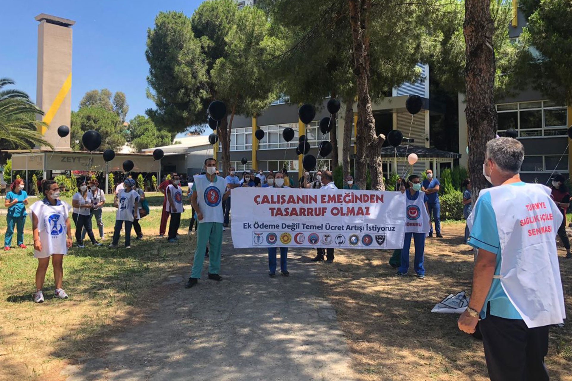 Dokuz Eylül Üniversitesi Hastanesi çalışanlarının ek ödeme eylemi