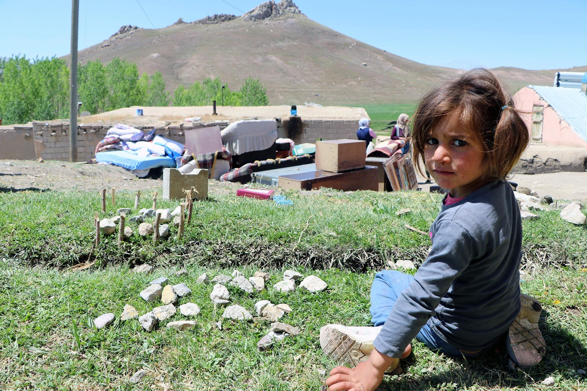 Deprem sonrası hasar gören evden eşyalarını çıkaran aile