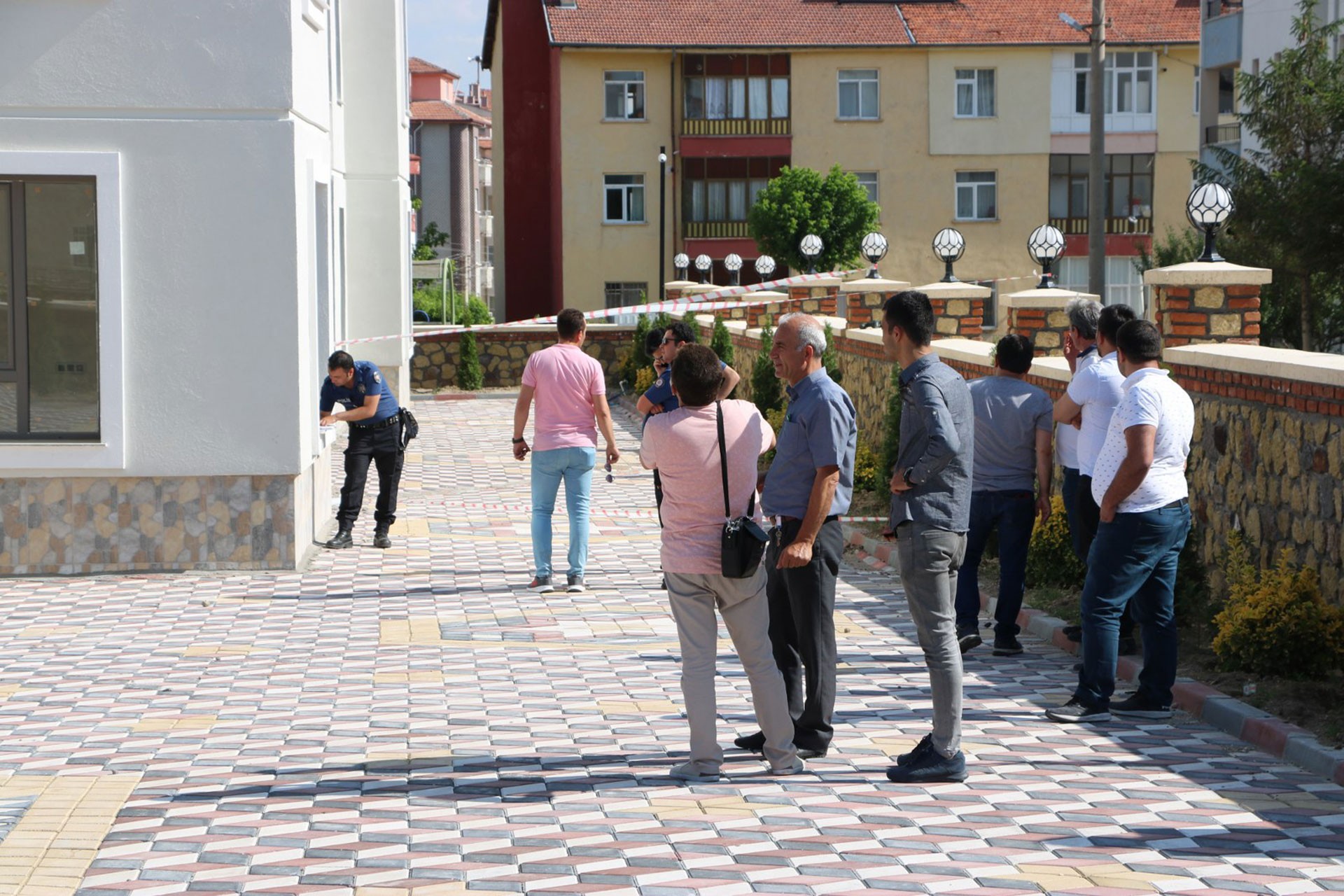 Apartmanın dibinde bekleyenler