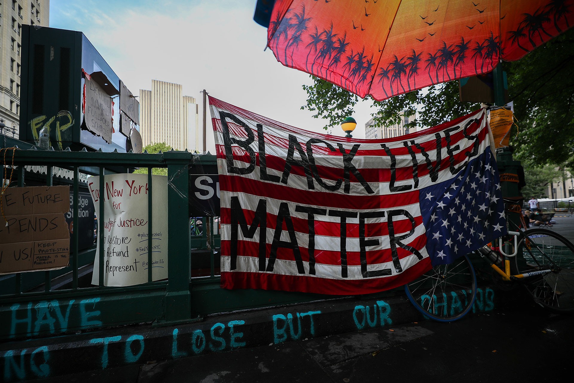 Üzerine black lives matter yazılmış ters amerikan bayrağı.