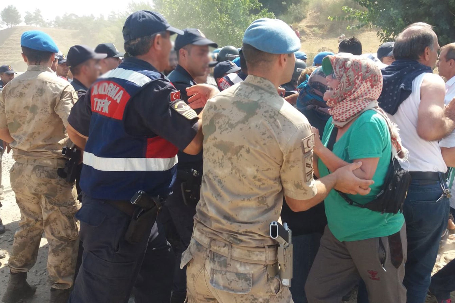 JES'e karşı çıkan köylülere müdahale eden Jandarma