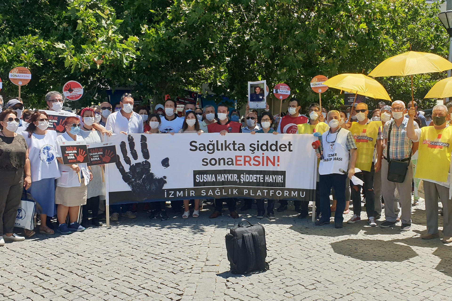 İzmir'de sağlıkta şiddete karşı düzenlenen eylem