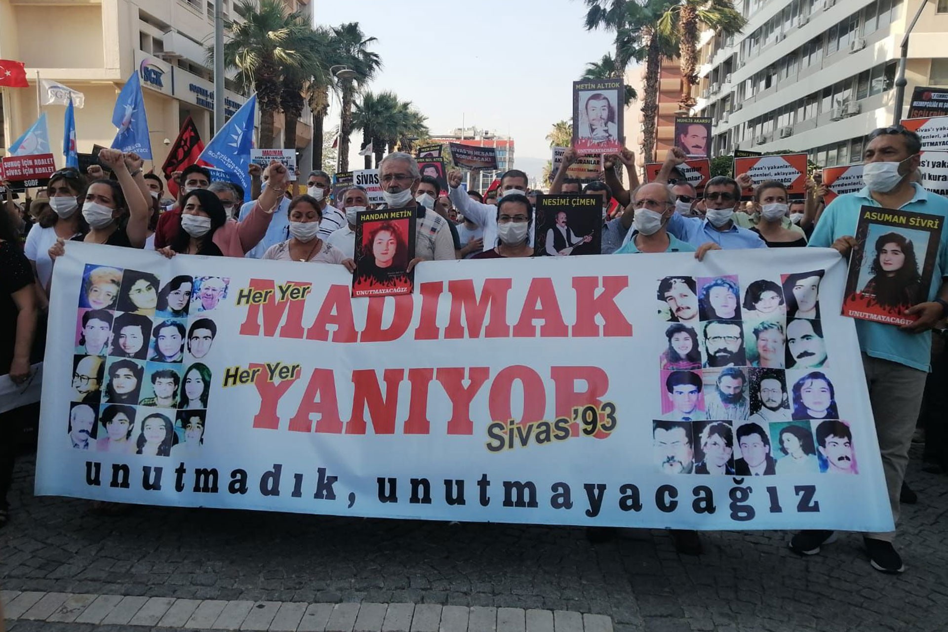 İzmir'de çok sayıda kişinin katıldığı anmada her yer madımak her yer yanıyor pankartı taşındı.