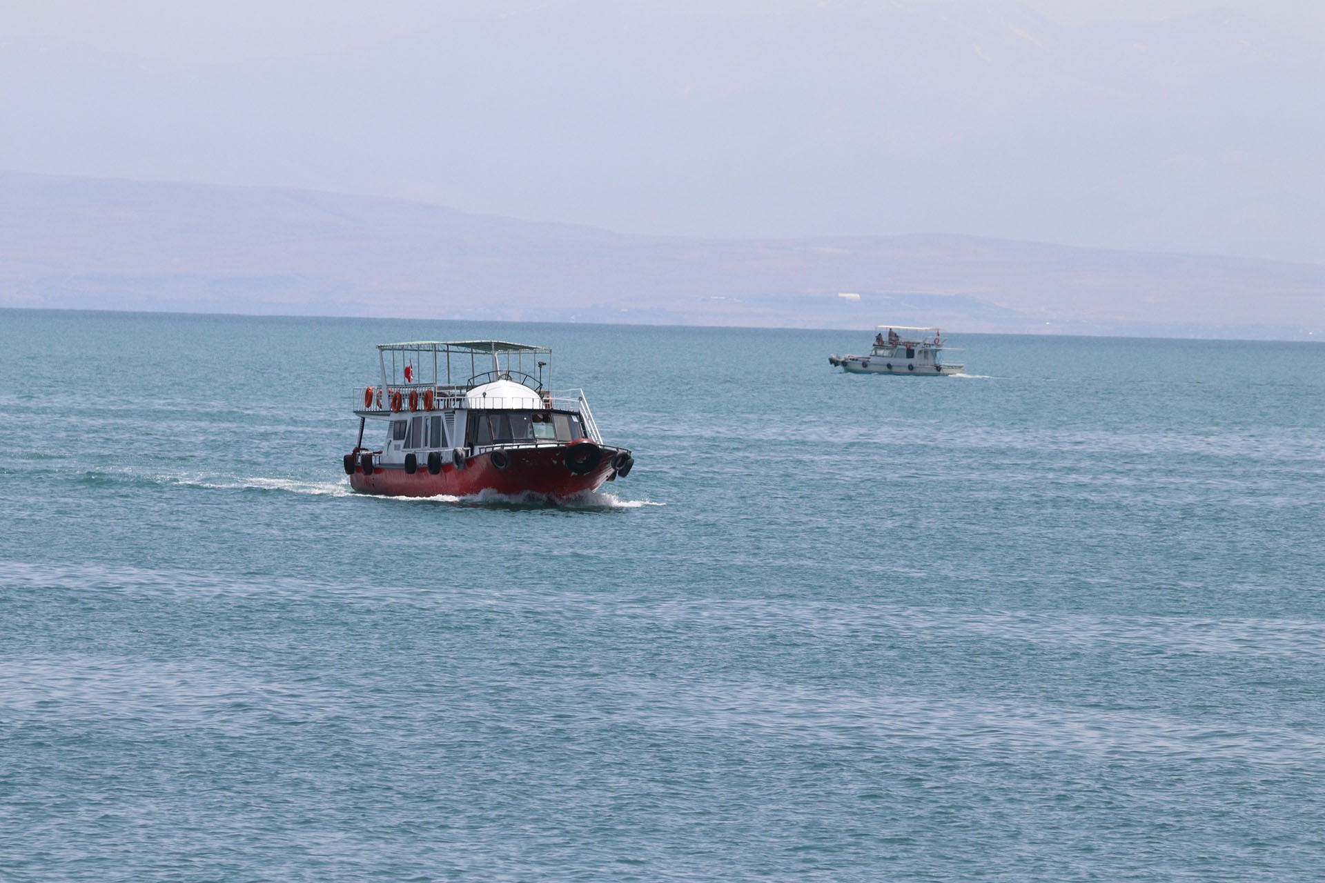 Van Gölünde arama çalışması yapan motorlar