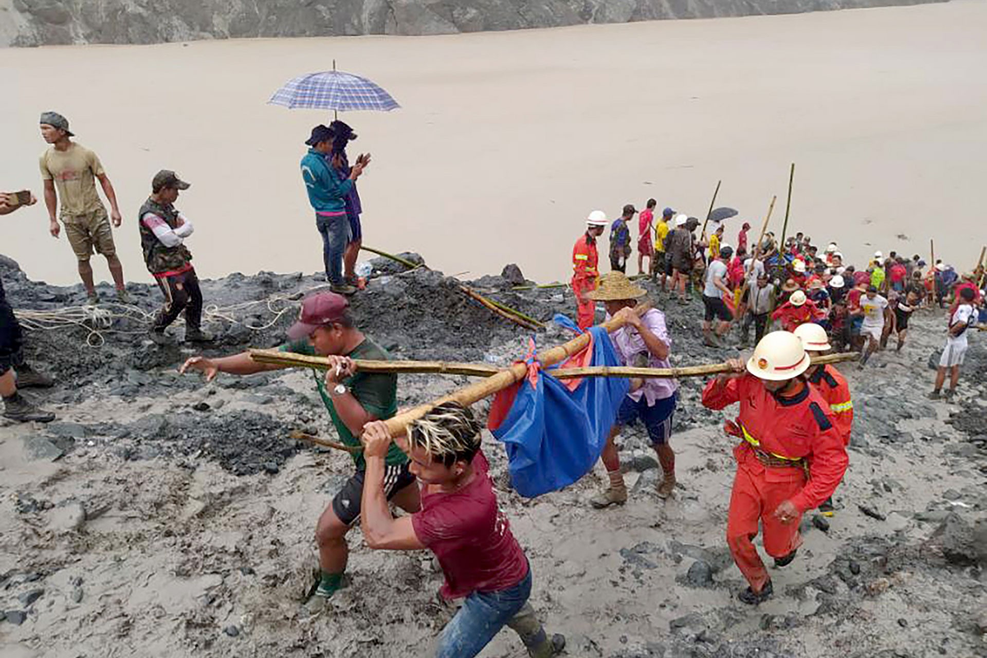 Myanmar'da heyelan altında kalan madencileri arama kurtarma çalışmaları