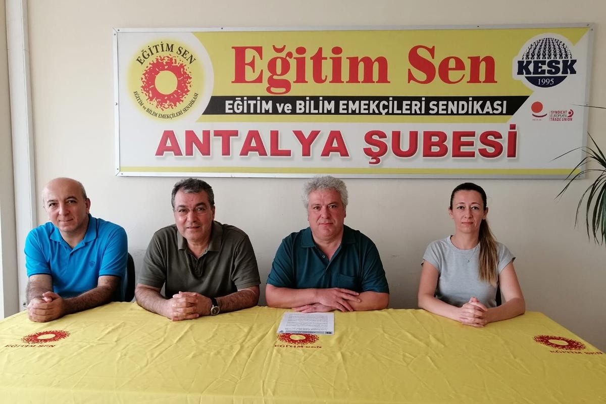 Eğitim Sen Antalya Şubesinde açıklama yapılıyor.