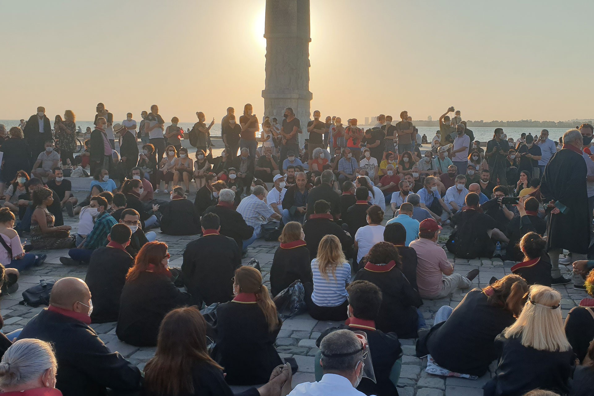 İzmir Barosunun çoklu baro düzenlemesine karşı oturma eylemi