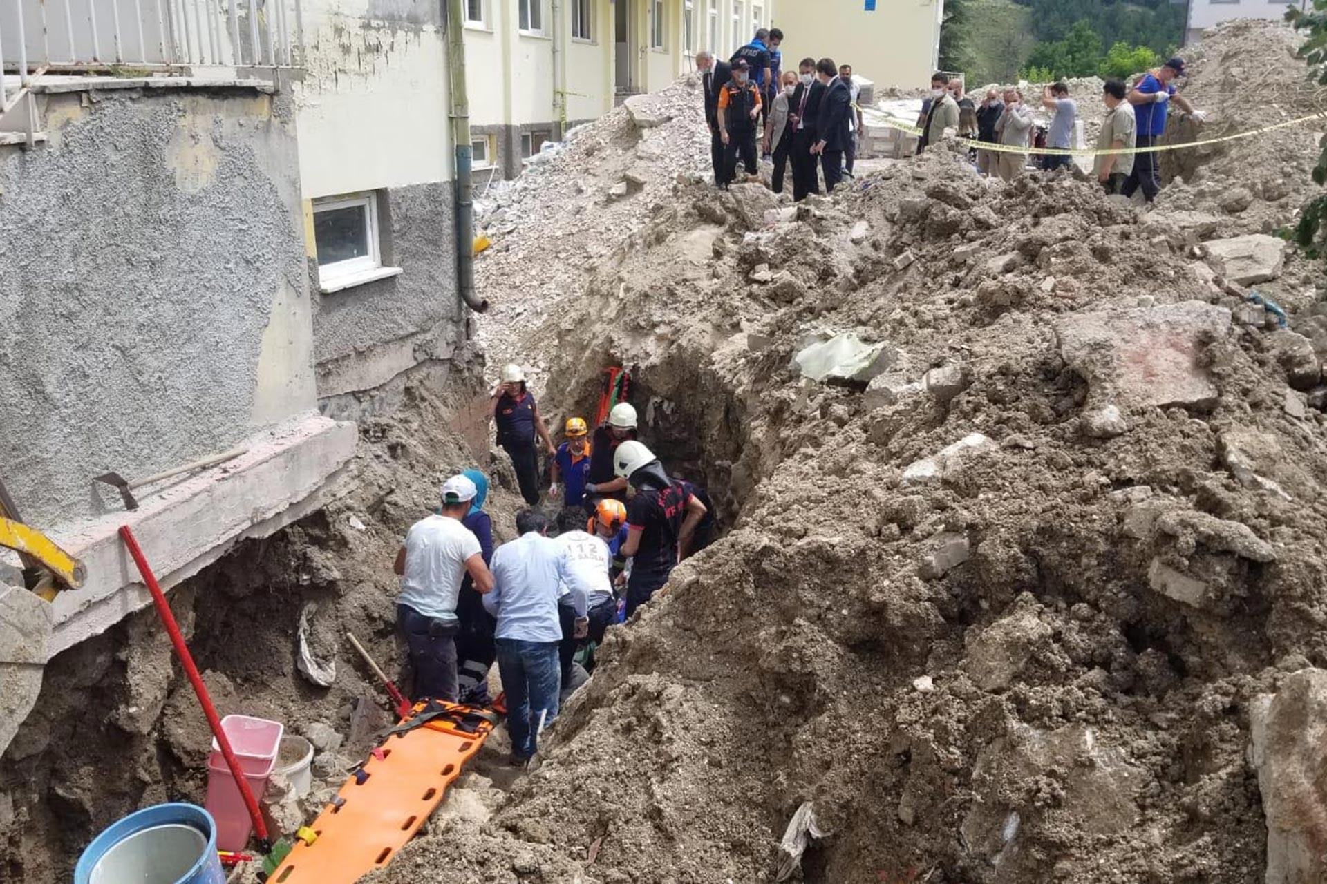 Kütahya'da meydana gelen göçükte işçilere ulaşma çalışması