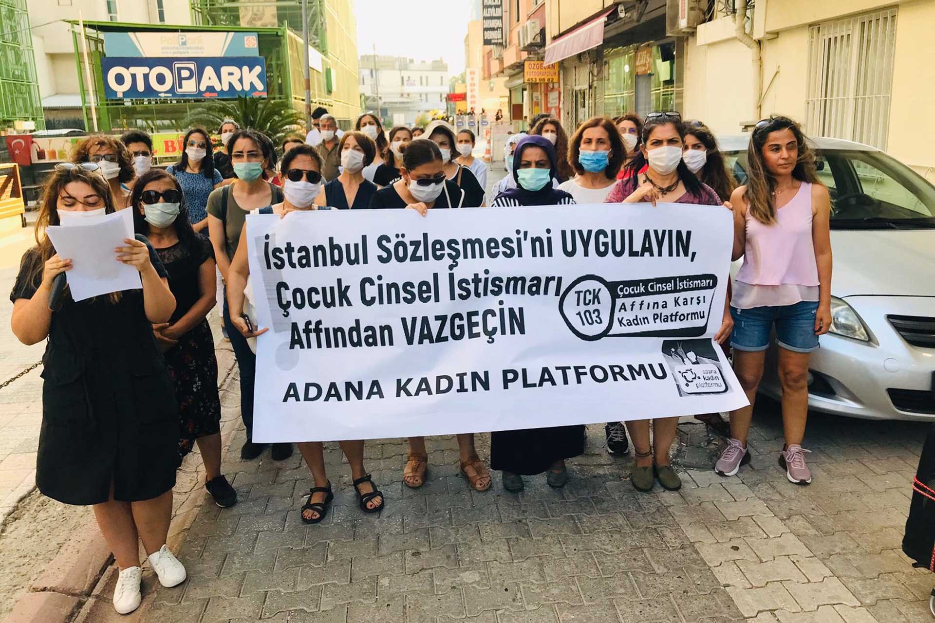 TCK 103 Çocuk Cinsel İstismarına Karşı Kadın Platformunun çağrısıyla İzmit'te yan yana gelen kadınlar, 