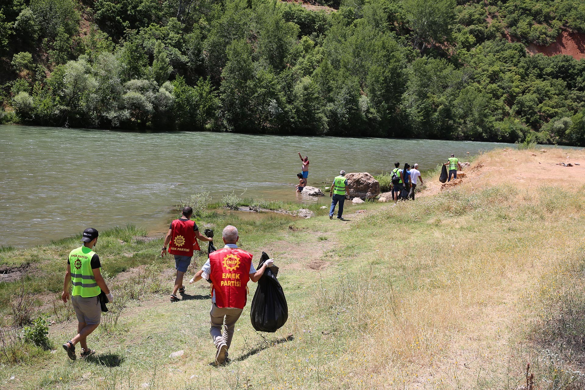 EMEP Dersim İl Örgütü Doğa ve Çevre Komisyonu’nun çağrısıyla Munzur Vadisinde çevre temizliği yapıldı.