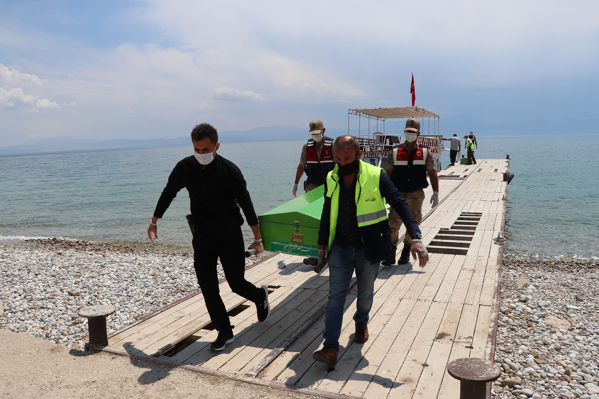 Van Gölü'nde mültecileri taşırken batan tekneden cesetler çıkarılmaya devam ediyor.