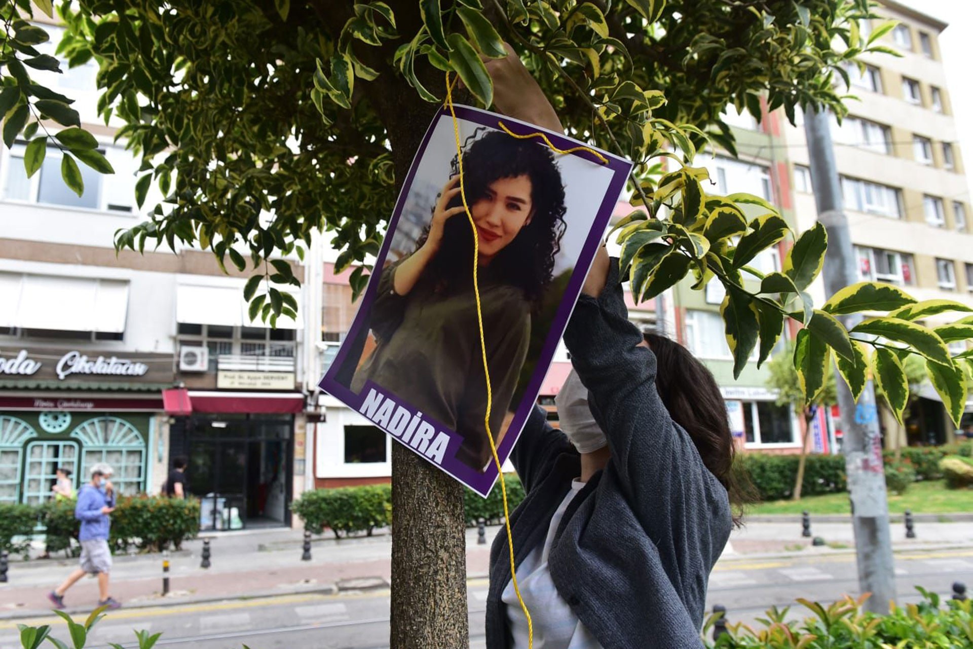 Nadira'nın fotoğrafı ağaca asılıyor