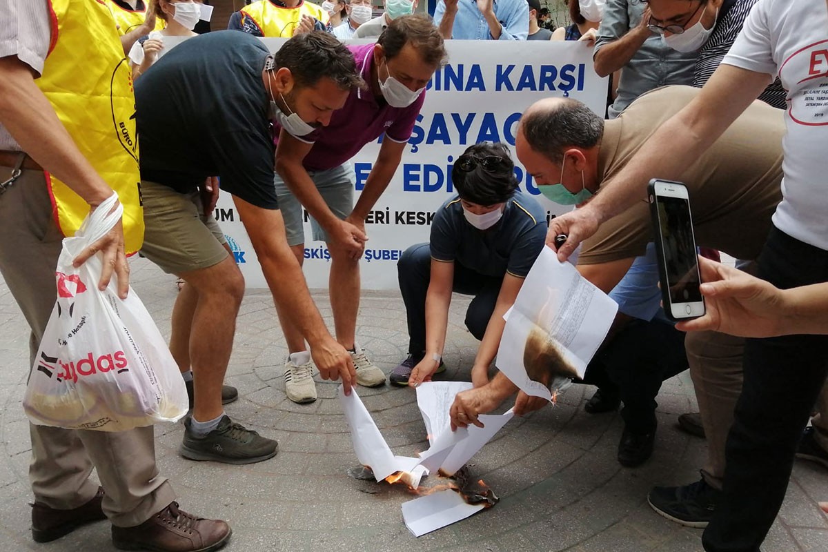 Eskişehir'de ek zam eyleminde bordrolarını yakan kesk üyeleri