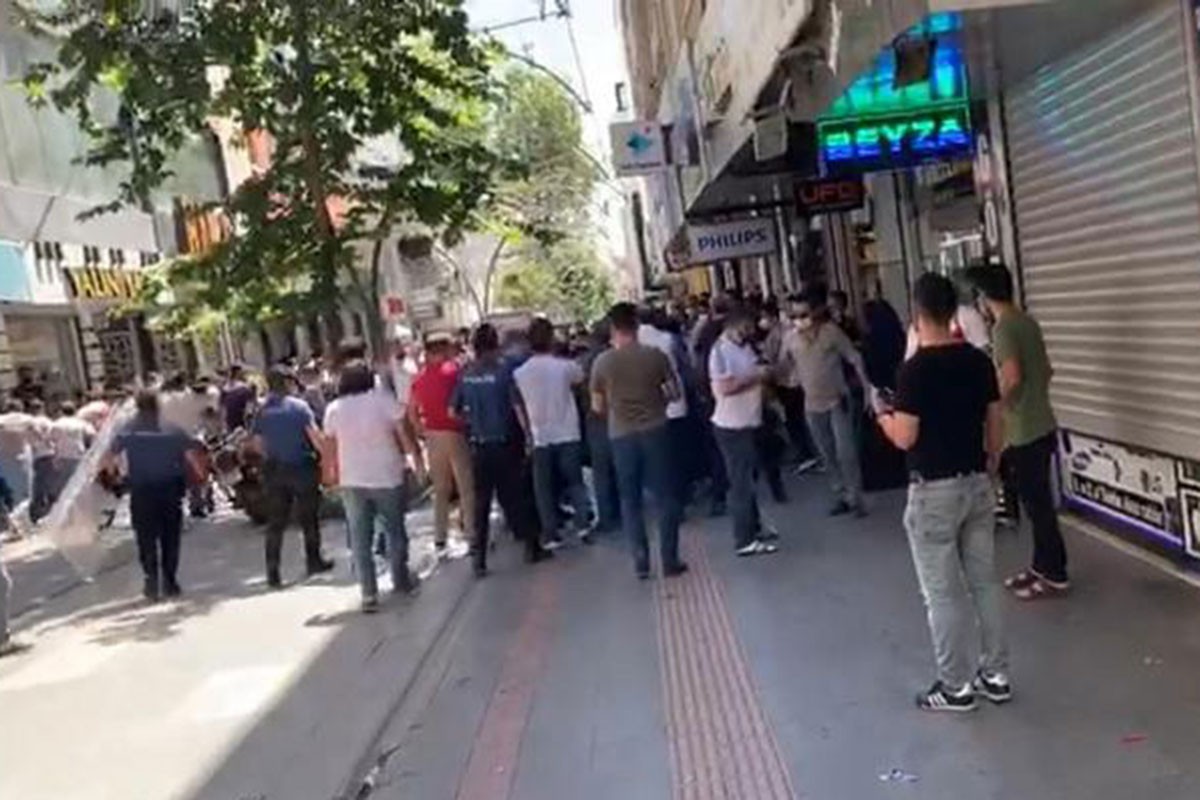 Yere yatırılan bir yurttaşın çevresinde çok sayıda polis.