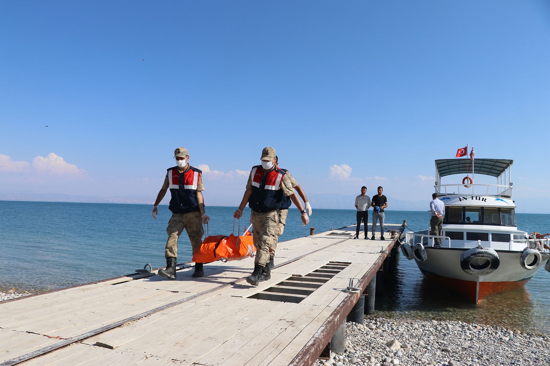 Cansız bedeni iskelede taşıyan jandarma