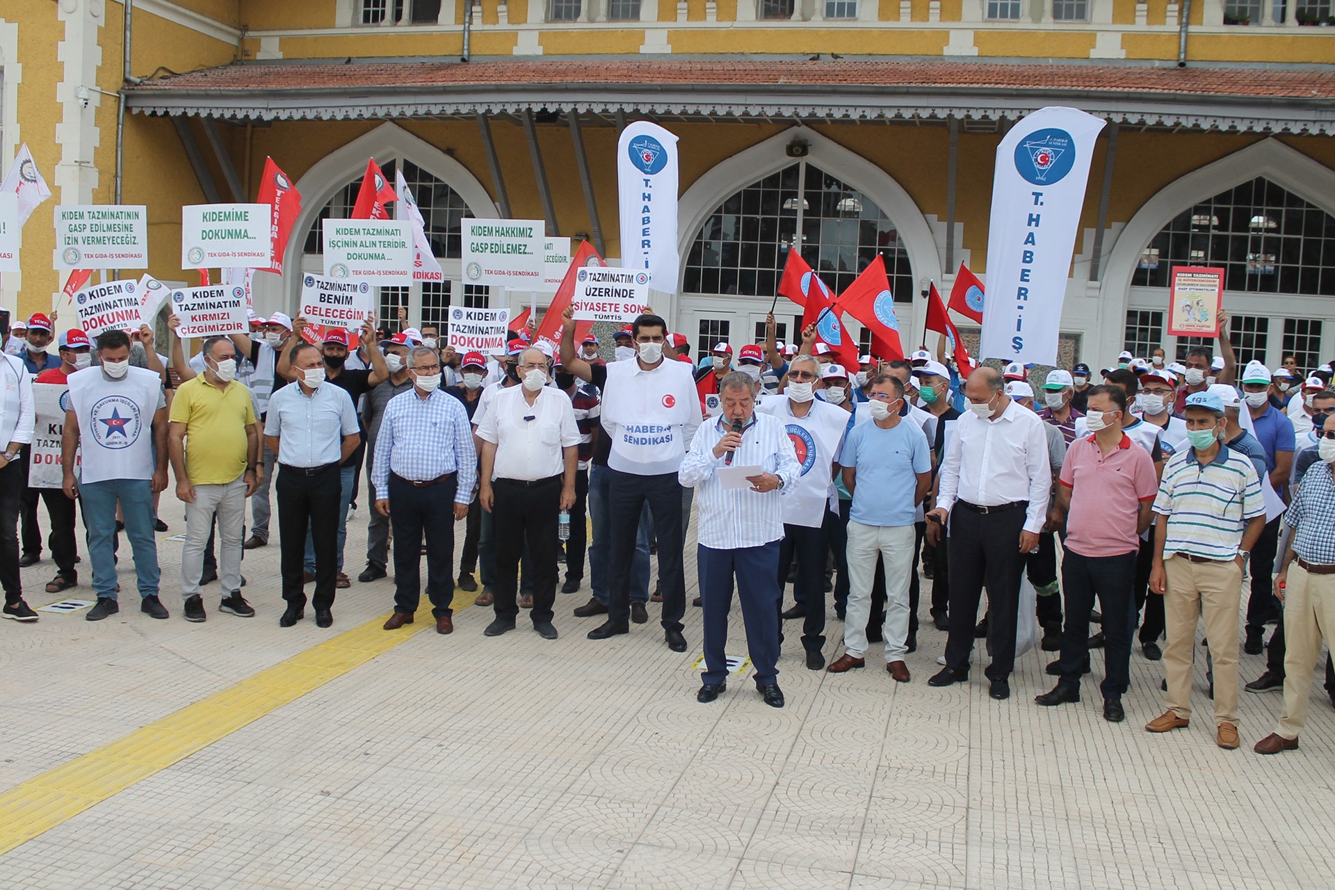 Türk-İş Adana Temsilciliği üyeleri basın açıklaması yaparken