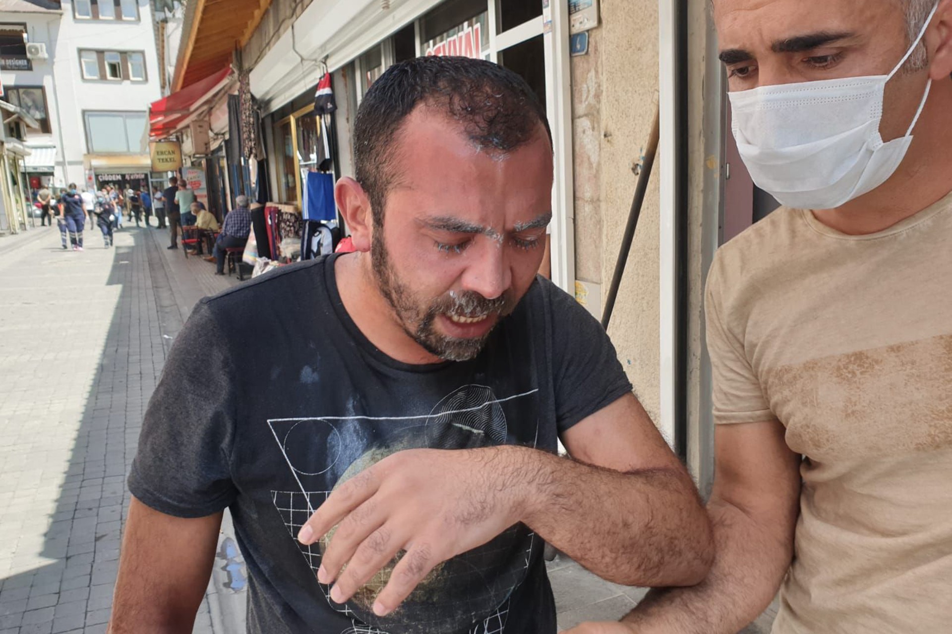 Şırnak'ta 13 yaşındaki bir çocuğun cinsel istismara maruz bırakılmasını Dersim'de protesto edenlere polis biber gazı sıktı. Evrensel Muhabiri Orhan Kurul da yüzüne yakın mesafeden biber gazı sıkılması sonucu fenalaştı.