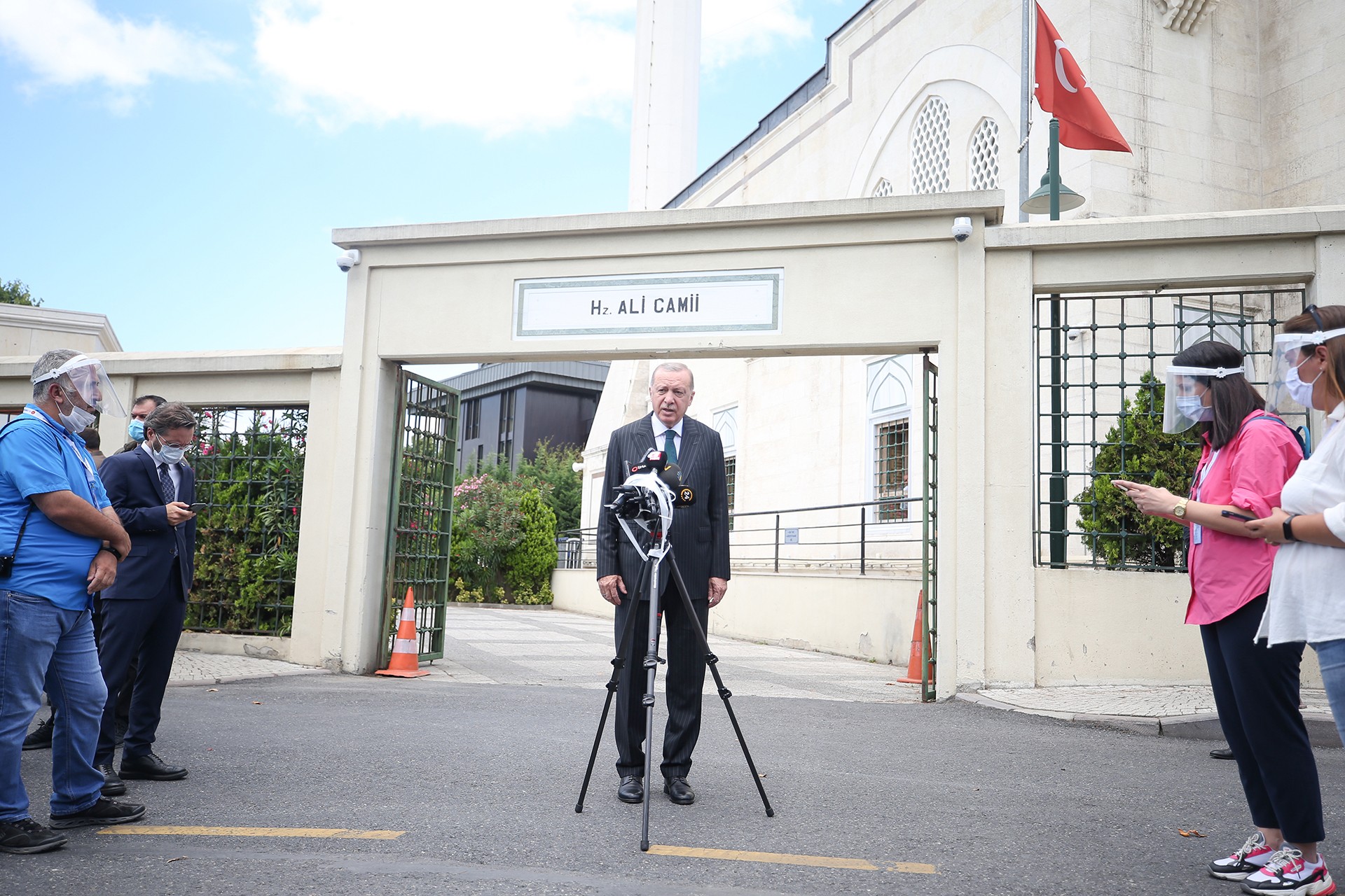 Cumhurbaşkanı Recep Tayyip Erdoğan, cuma namazını kıldığı Hz. Ali Camisi'nin çıkışında basın mensuplarının gündeme ilişkin sorularını yanıtladı.