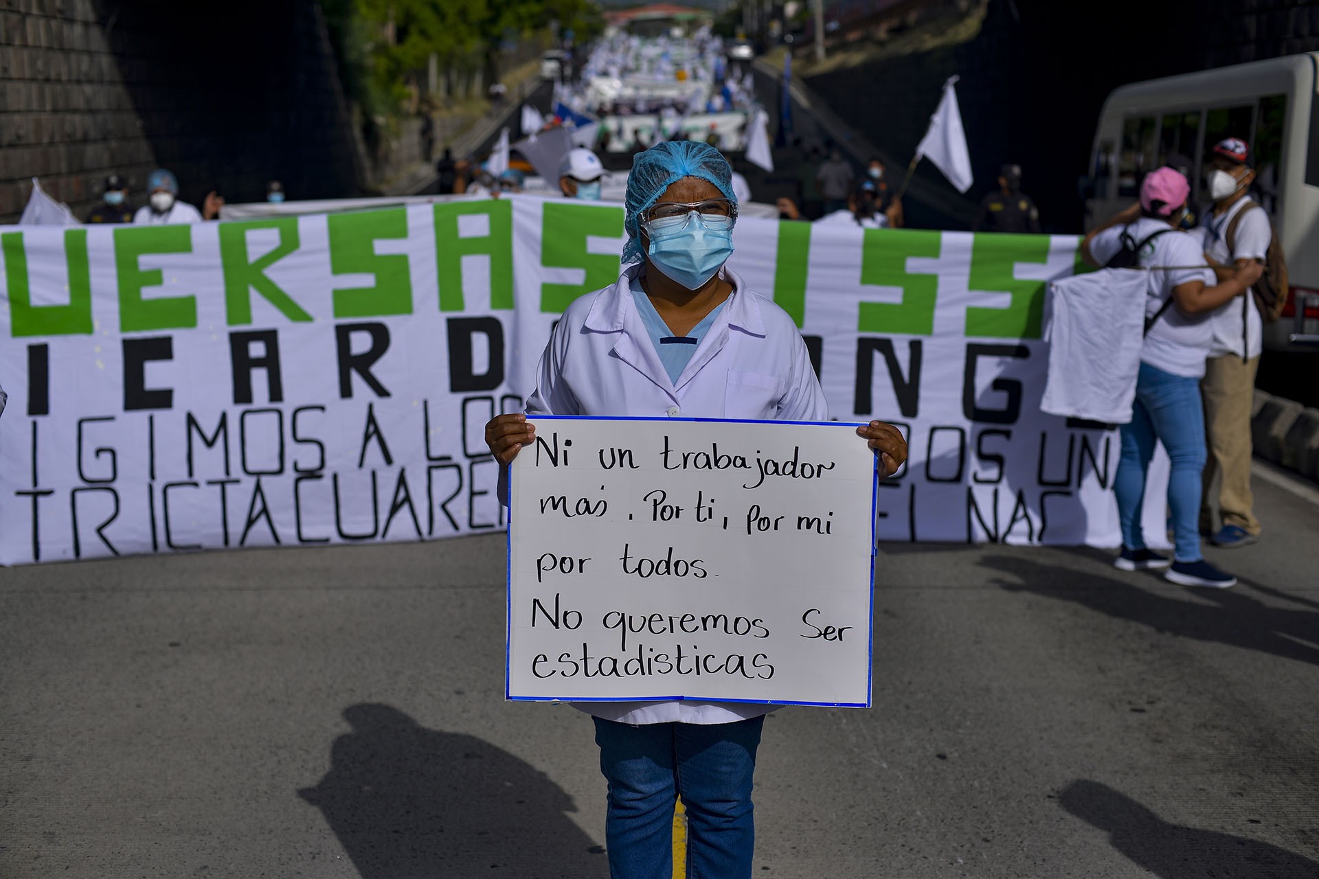 El Salvador'da sağlık emekçileri dövizlerle yürüyor