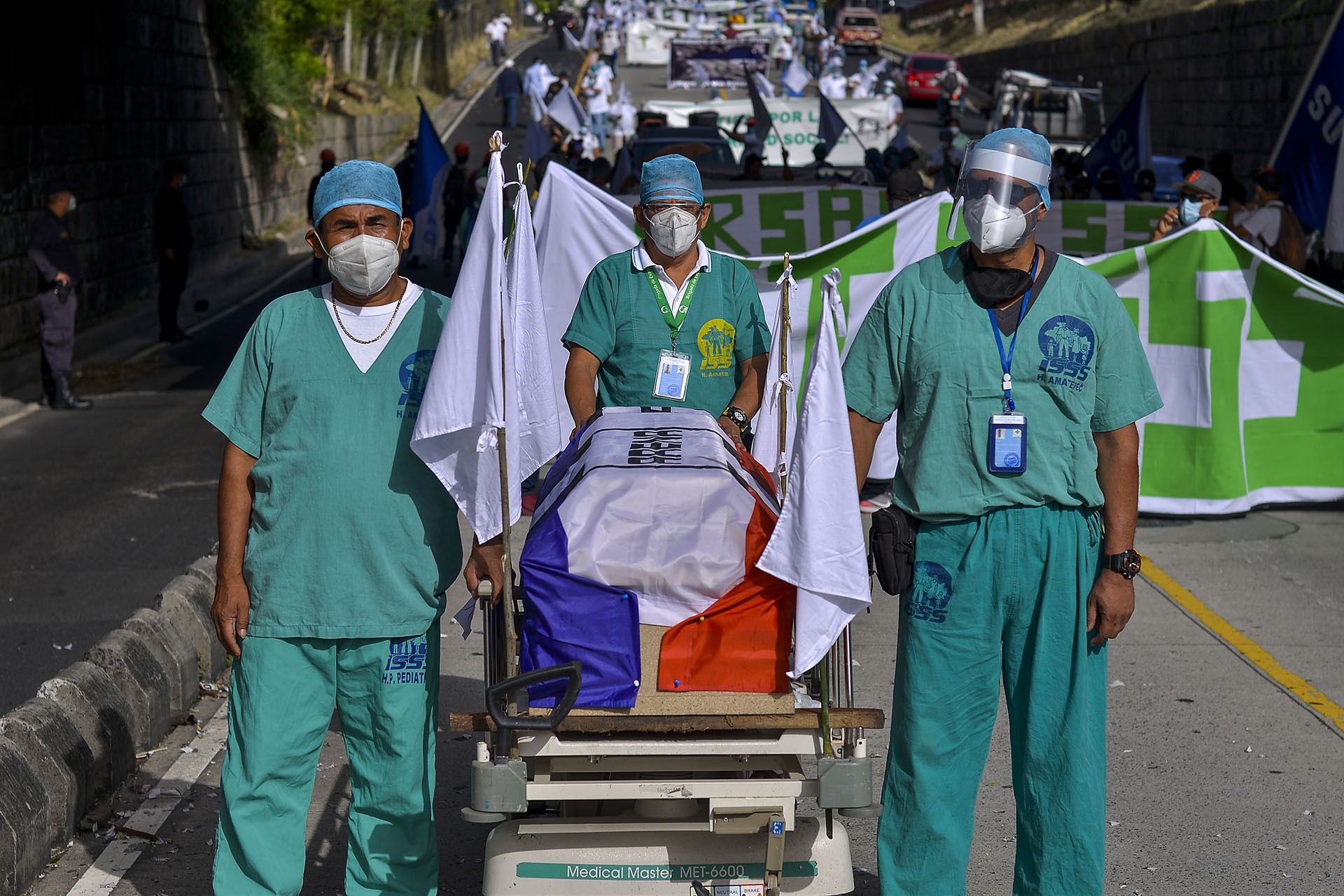 El Salvador'da sağlık emekçileri tabutla yürüyor