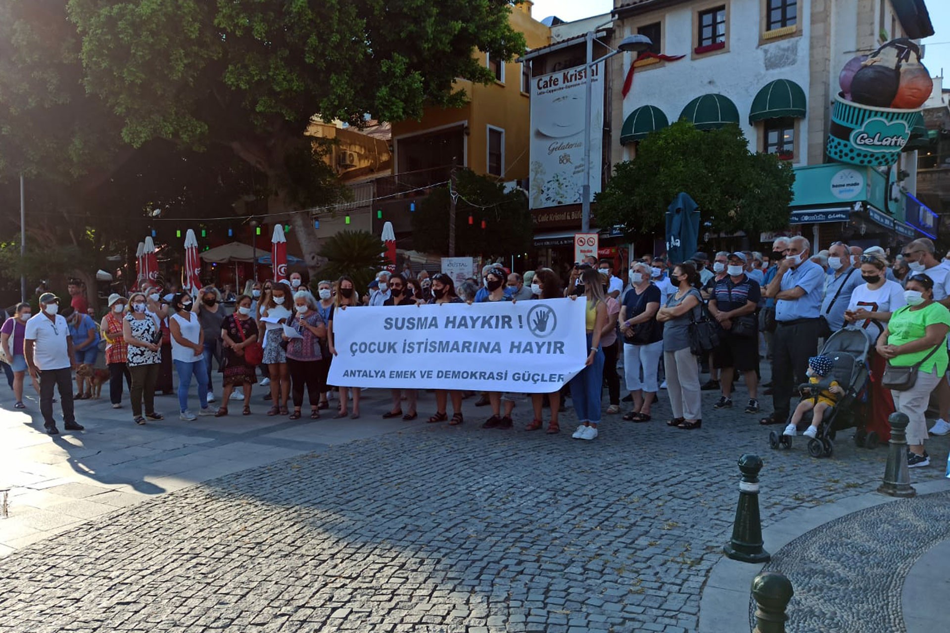 Antalya'da çocuk istismarına karşı eylem düzenlendi