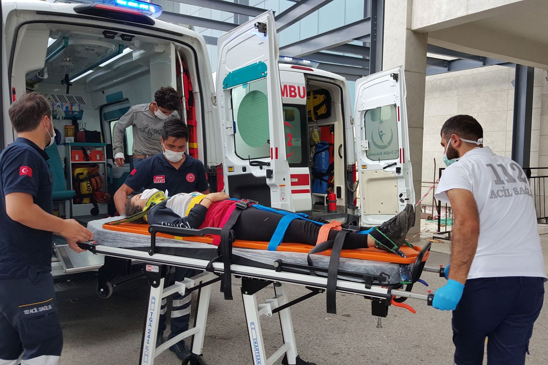 Ambulansa bindirilen yaralı işçi