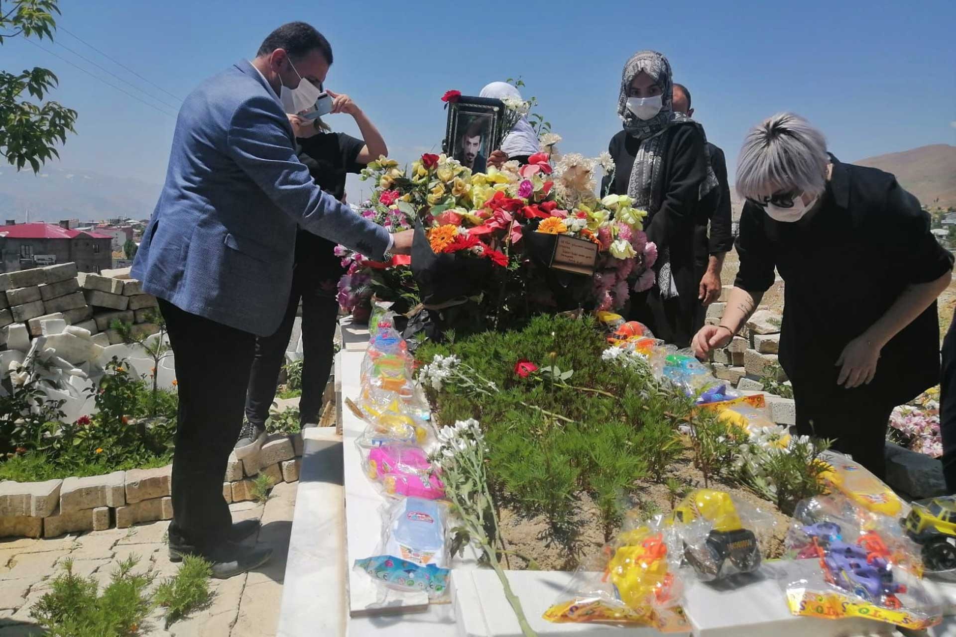 Suruç Katliamı'nın 5 yıl dönümünde, hayatını kaybedenler mezarları başında anıldı. 