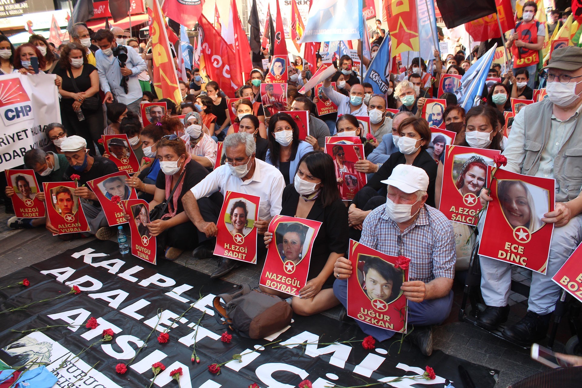 Kadıköy'de Suruç anmasına katılanlar