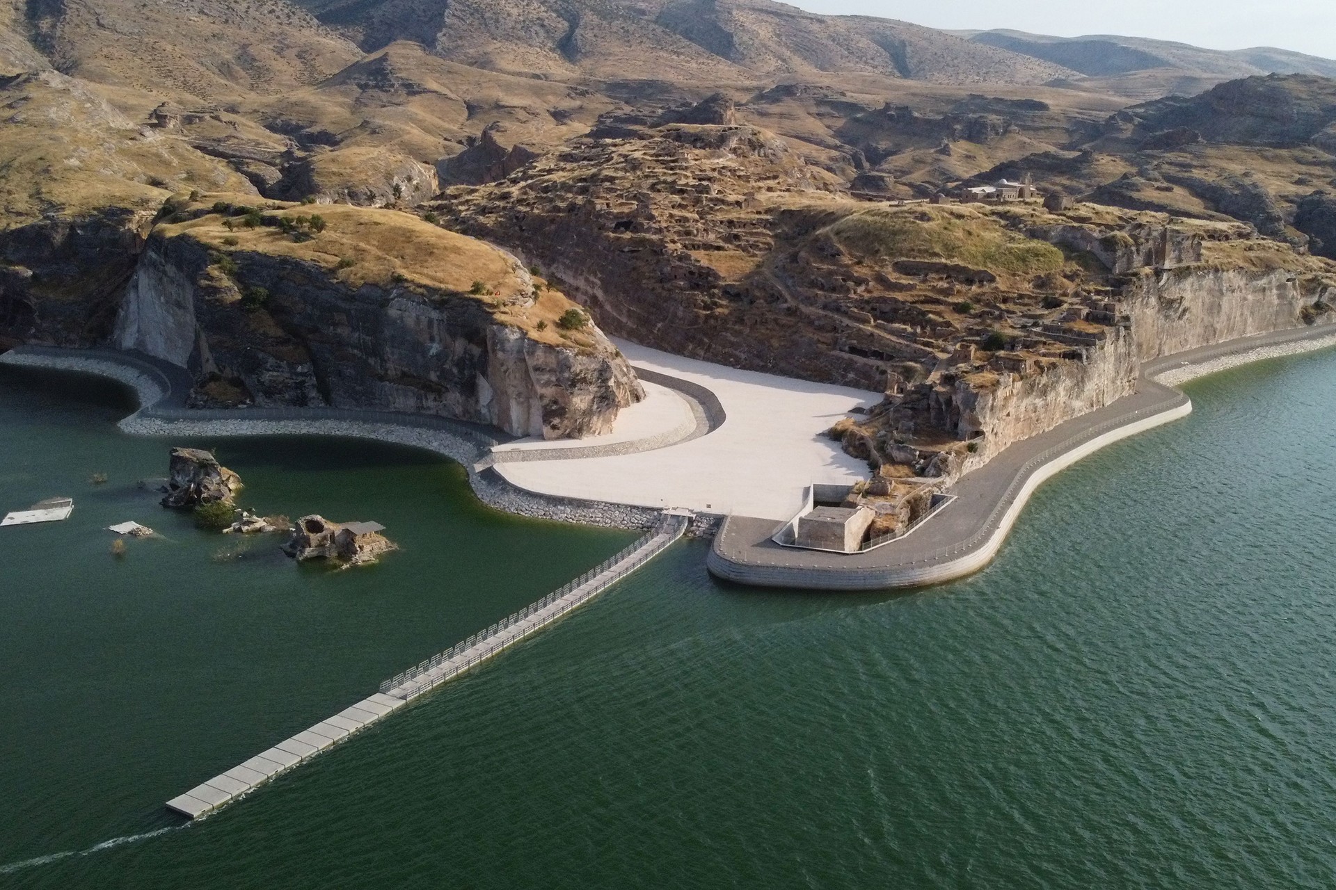 'Koruma altında' denilen Hasankeyf'te beton çöktü, Küçük Saray suya gömüldü