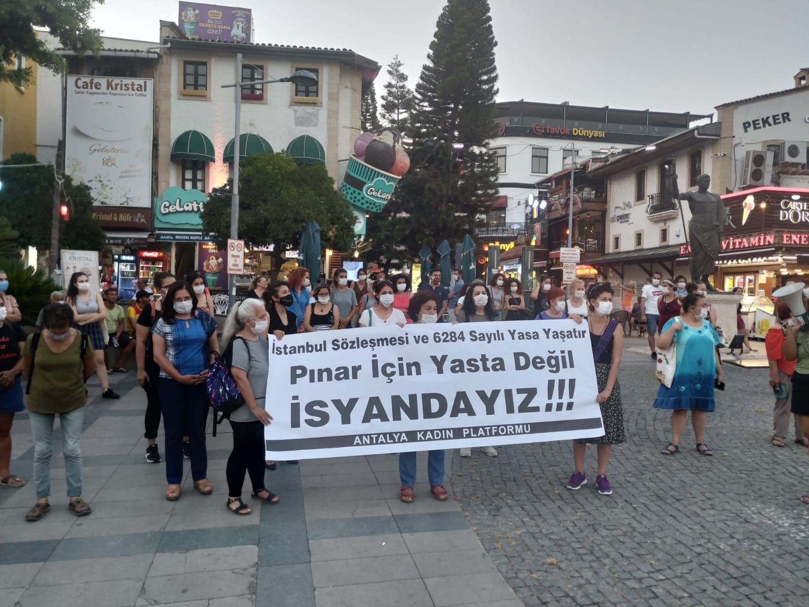 Antalya Kadın Platformu tarafından yapılan kadın cinayetlerine karşı eylemde kadınlar.