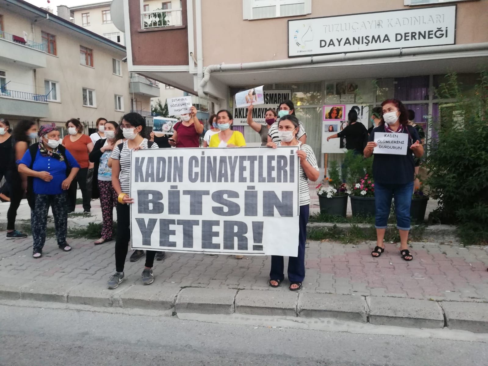 Tuzluçayır'da yapılan kadın cinayetlerine karşı eylemde kadınlar.