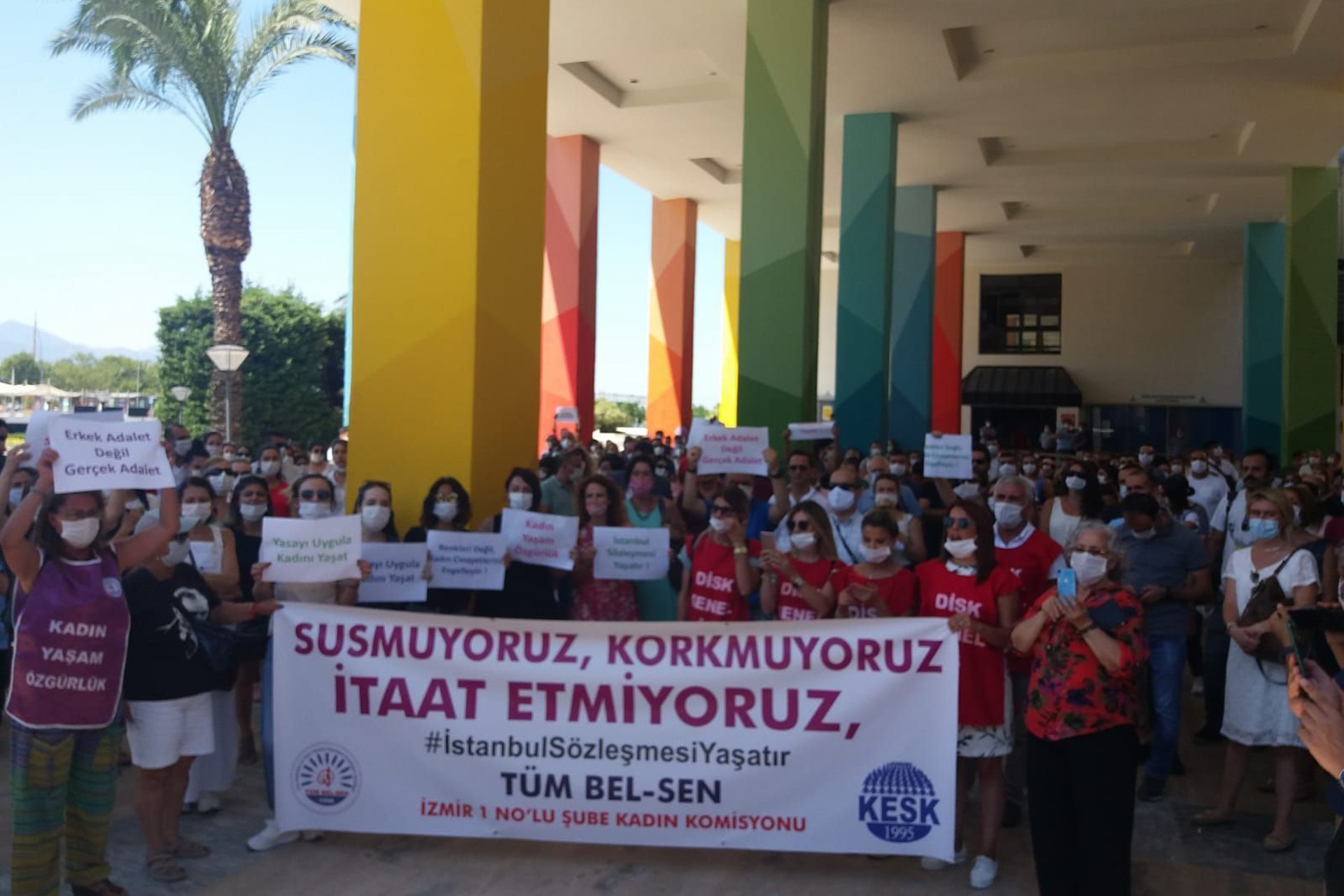 Tüm Bel-Sen İzmir 1 No'lu Şube Kadın Komisyonu pankartı ve arkasında kadınlar