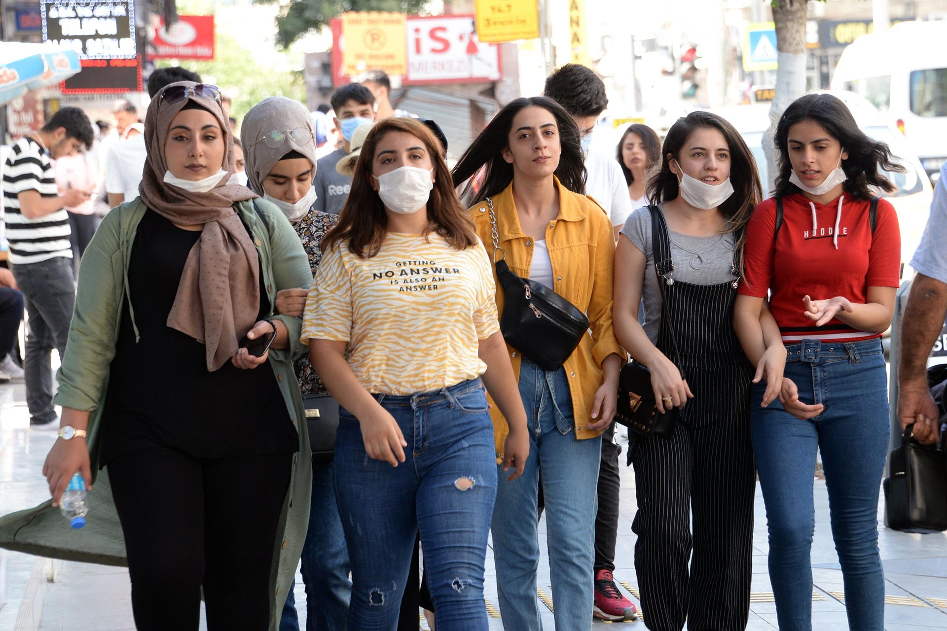 Diyarbakır'da kaldırımda yürüyen gençler