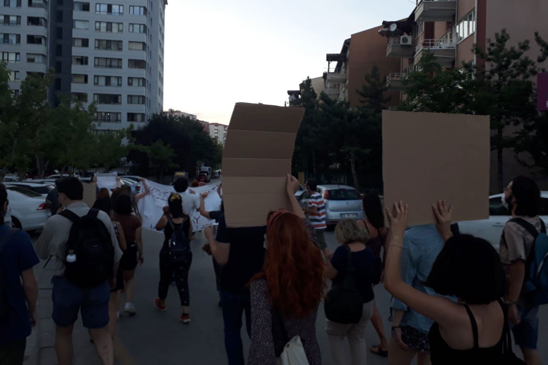 Ankara 100. Yıl'da kadın cinayetlerine karşı yürüyen yurttaşlar.