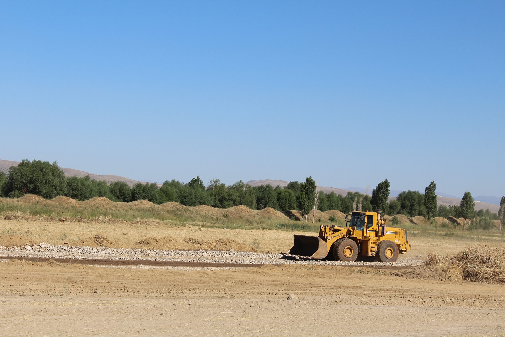 Arazide çalışan dozer