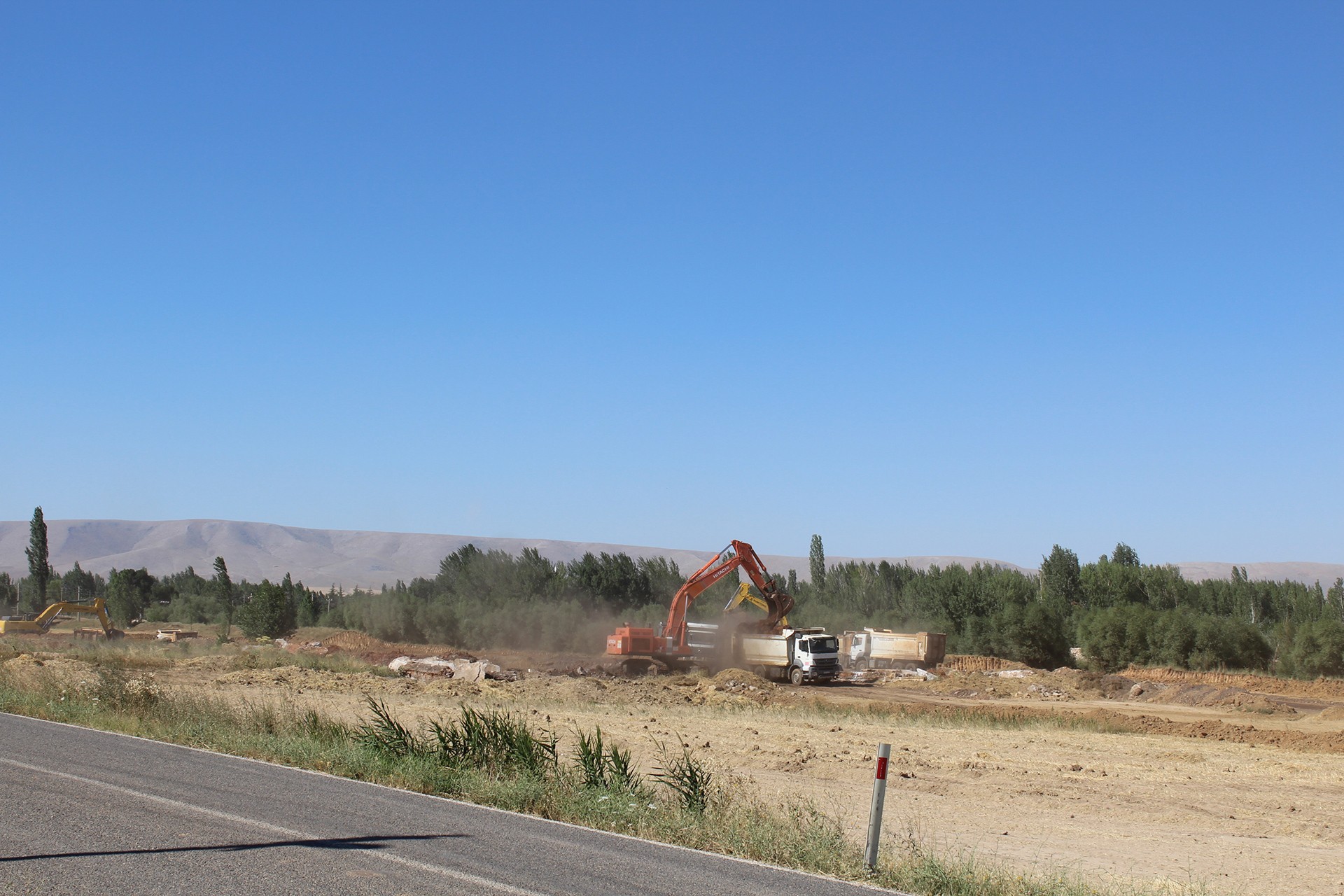 Tarlalarda çalışan dozer ve komyanlar