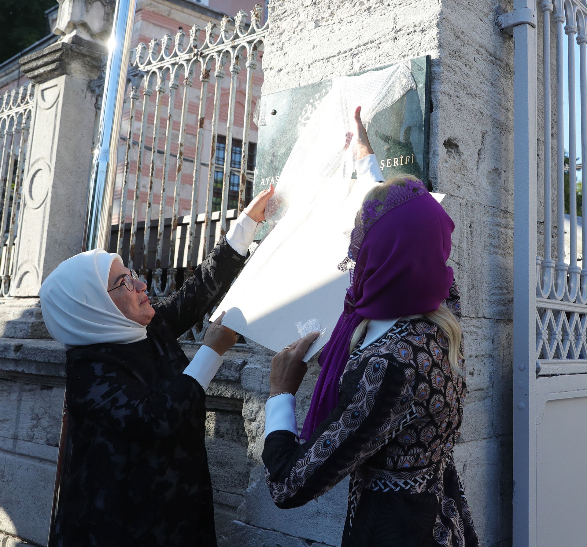 Emine Erdoğan ve Pervin Ersoy Ayasofya'daki tabelayı açıyor.