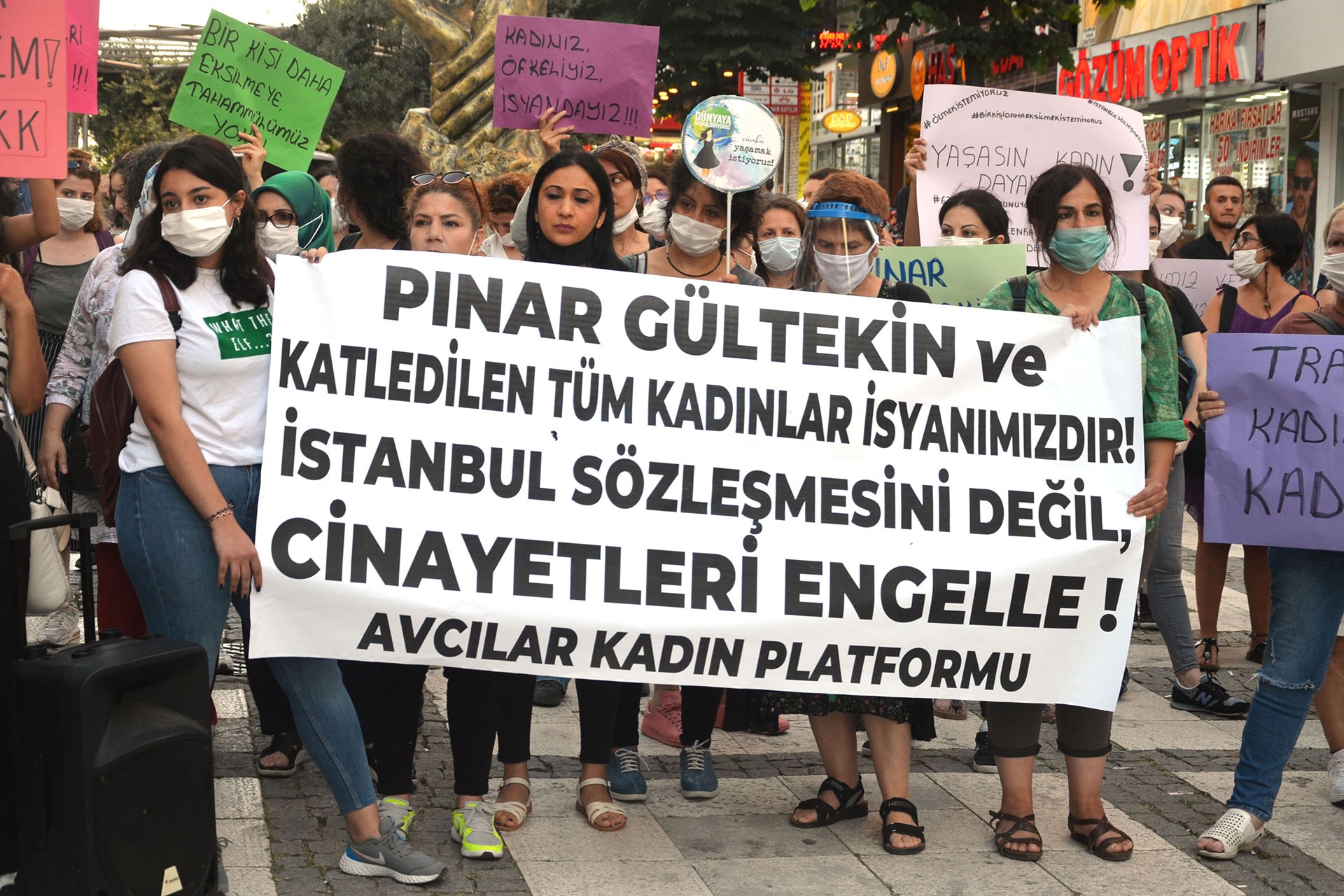 Avcılar'da kadın cinayetlerini protesto eden kadınlar