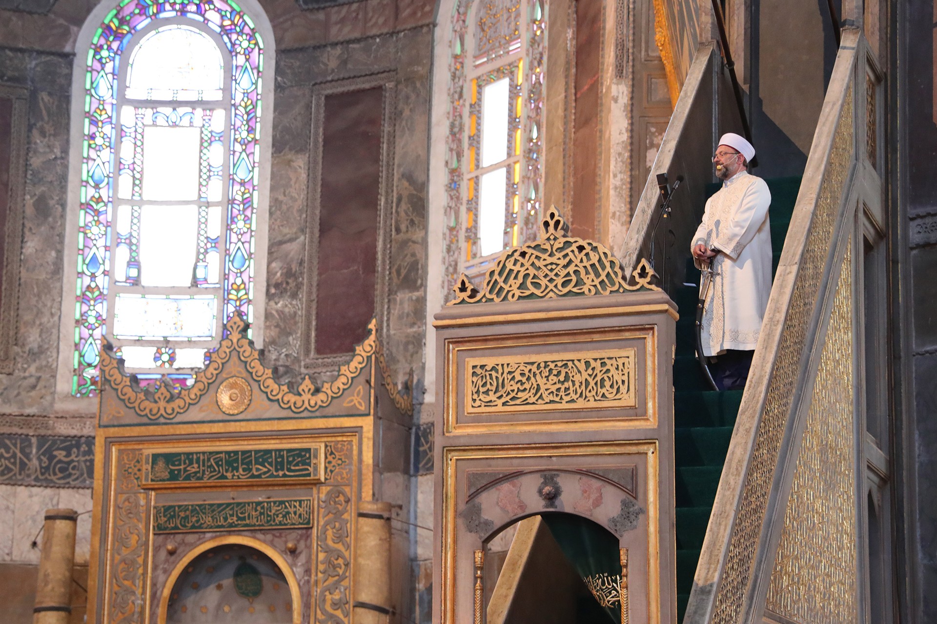 Diyanet İşleri Başkanı Ali Erbaş, Ayasofya'daki hutbesi için minbere kılıçla çıktı.