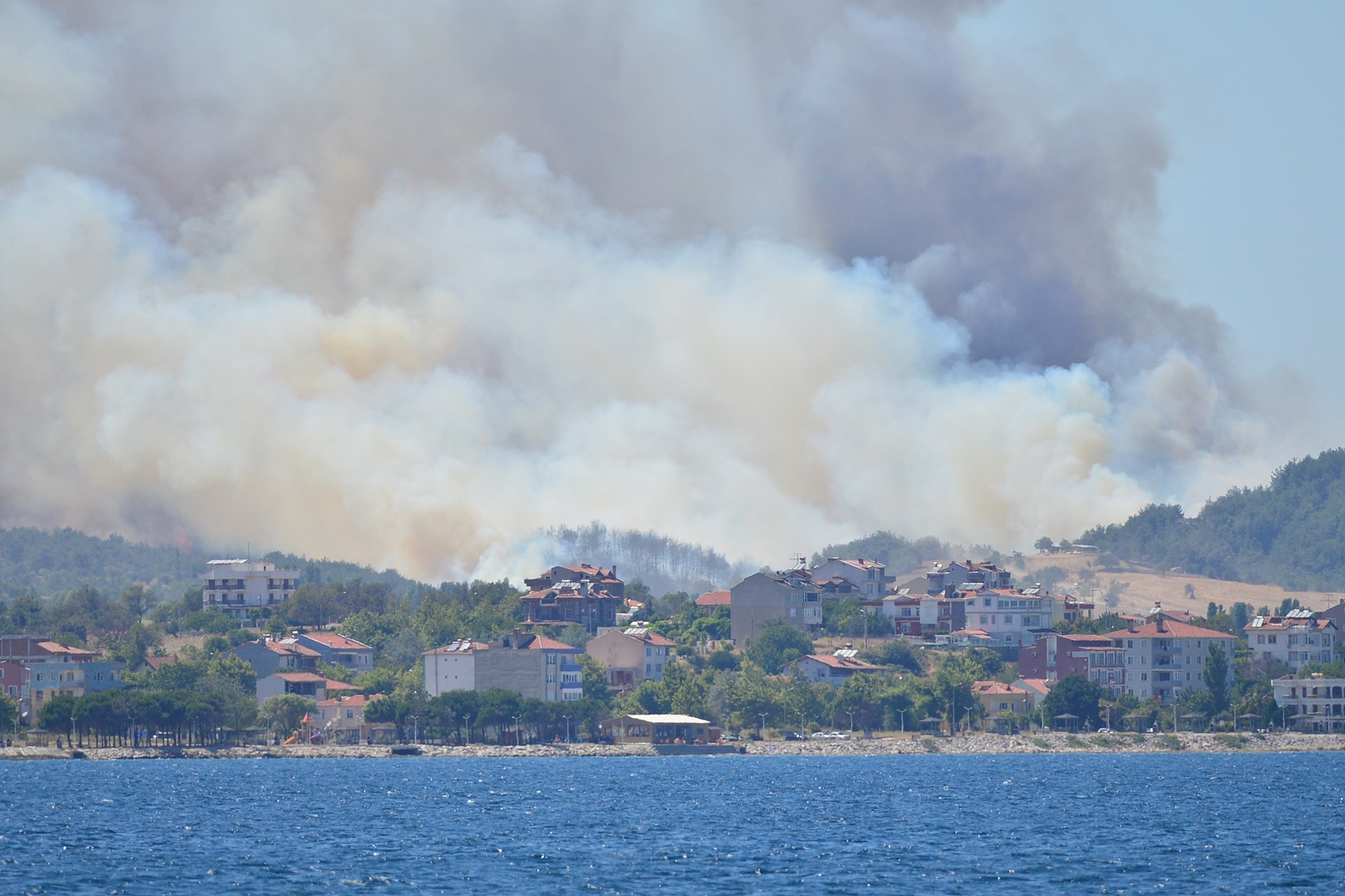 Çanakkale Eceabat'ta ormanlık alanda 5 ayrı noktada birden yangın çıktı.