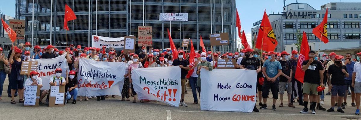 Almanya'da işten atmaya karşı eylem yapan işçiler