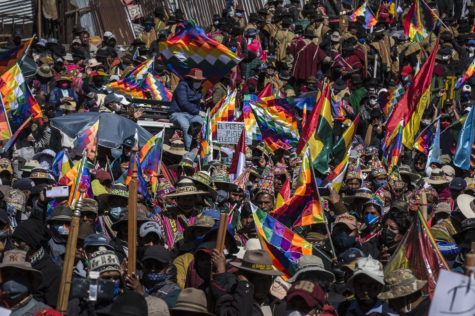 Bolivya'da genel seçimin ertelenmesini protesto etmek için sokağa çıkan yerliler