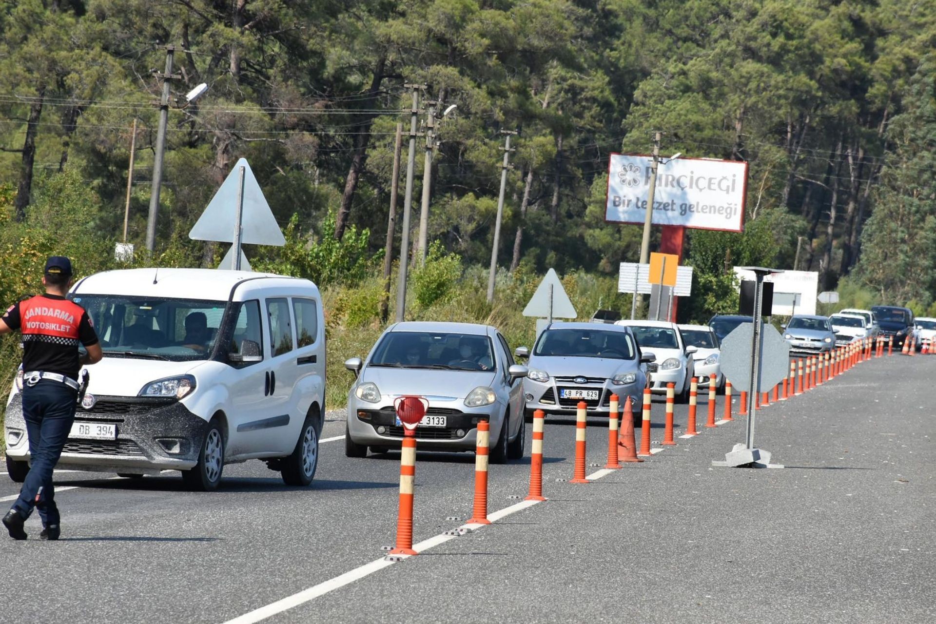 yolda arabaları durduran jandarma