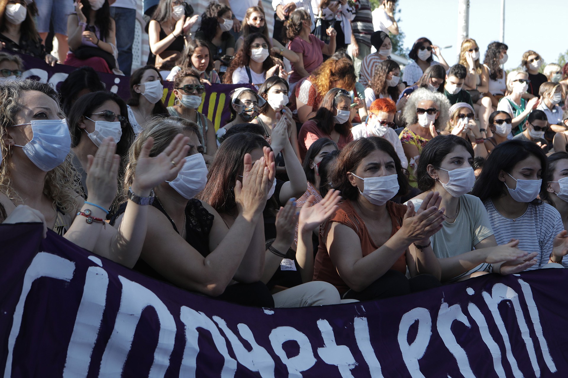 Kadın cinayetlerine karşı düzenlenen bir protestoda bir araya gelmiş kadınlar.