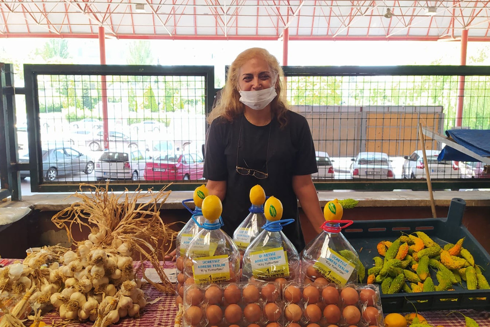 Dilek pazar tezgahının başında