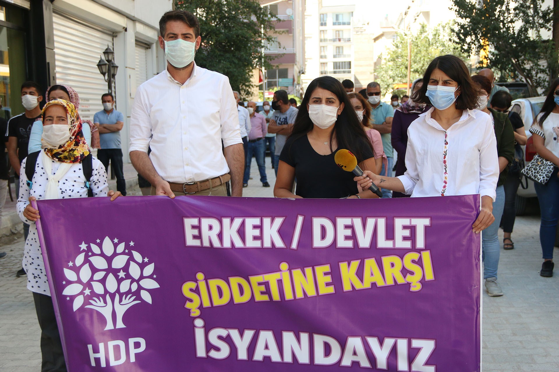 HDP'liler erkek devlet şiddetine karşı isyandayız pankartıile yürüdü