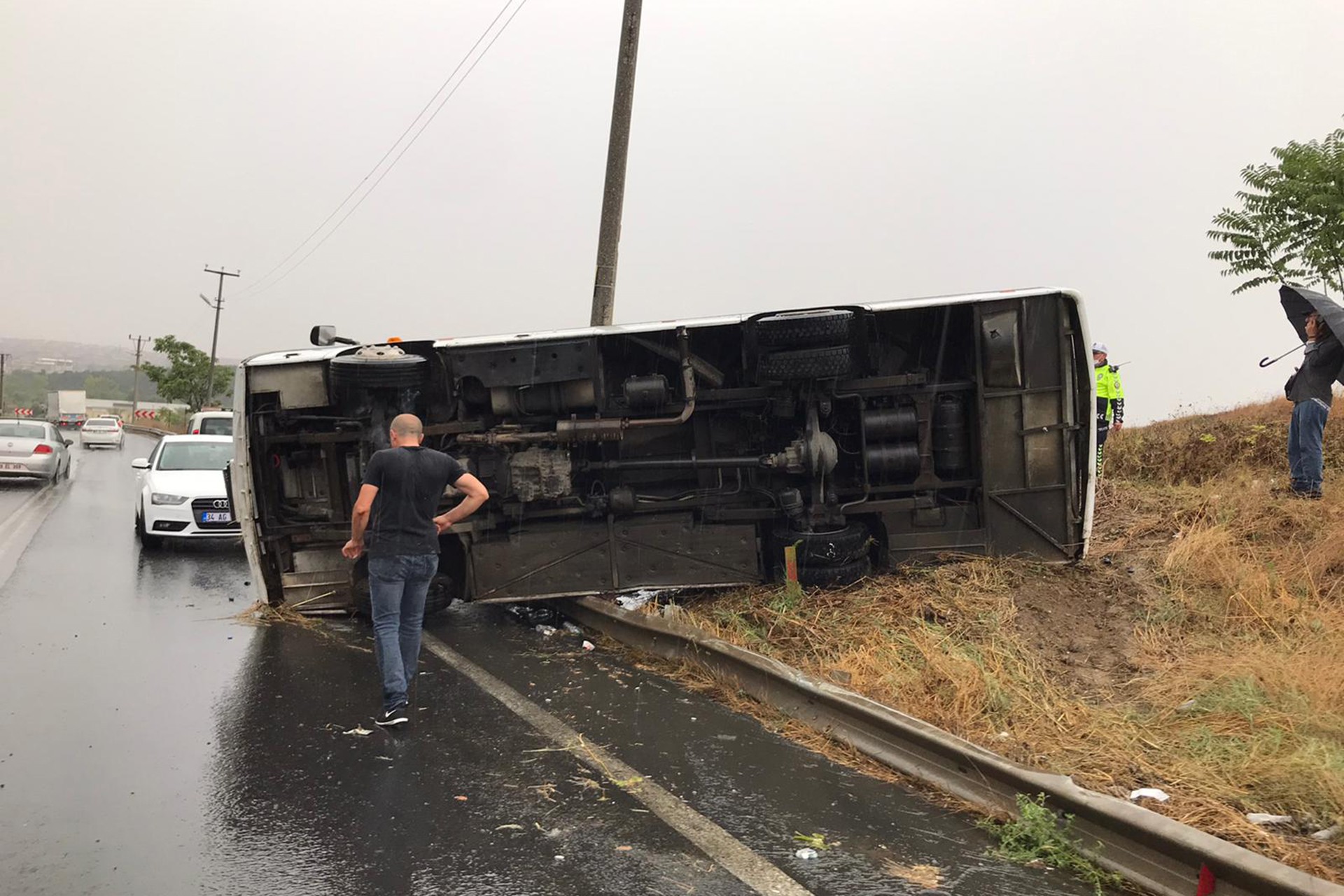 Tekirdağ'ın Çorlu ilçesinde işçi servisi devrildi.